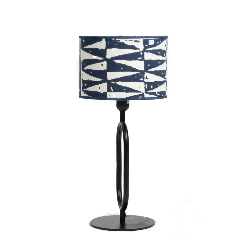 LAMPE AVEC ABAT-JOUR EN TISSU BAMILEKE INDIGO
